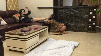 Chinese Femdom: The sexy and beautiful master in the mansion trains the perverted ric