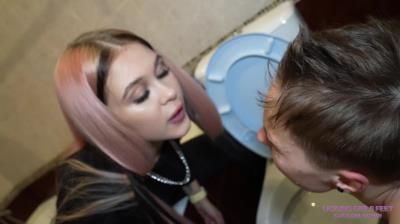 Licking Girls Feet: Nicole - Hard Lesbian Humiliation - I Want My Toilet To Be Clean