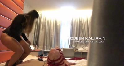 Queen Kali Rain: Hotel Foot Fetish Followed By Face Sitting Tease