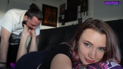 Cute Feet And Cumshots: Nerdy Gamer Girl Lilith First Time Foot Worship And Tickling