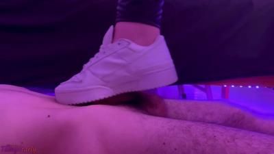 Tamy Starly: Shoejob and Cock Crush in White Sneakers