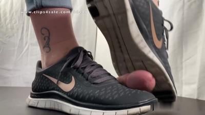 Tramplegirls Shoejobs and Cockcrush: A cock crushing Shoejob in black Nike frees - CBT and some spitting