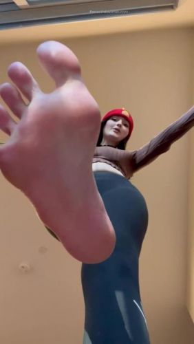 Size - Giantess Becca finds her first tiny