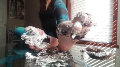 Frosty Princess: Crush A Cupcake - Lick me frosty