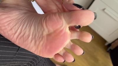 Goddess Grazi - Come smell and suck my feet and my stinky slippers